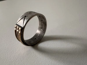 Herrenring mit 4 Nadellöchern, Zelt-/Weltraummarkierungen, S925 Größe 9,75 mit 18k Detail - Bild 1 von 15