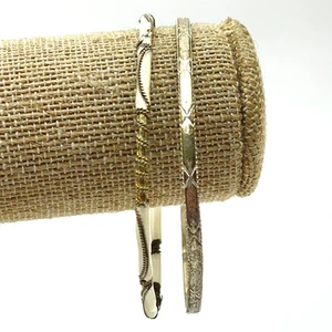 Vintage goldfarbene Armreif Armbänder 2 Stück geätzt und gedreht Design Stapel - Bild 1 von 9