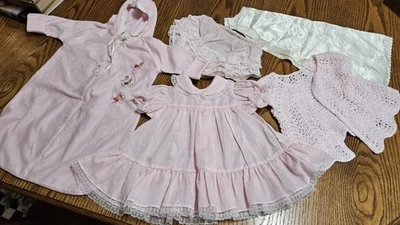 Lote Ropa Bebé Niña Antigua y Vintage-3-9 Meses-Juego de Vestir, Bunting, Suéter Foto 1 de 4
