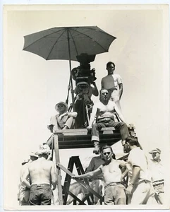 Raoul Walsh, dirigiendo Murieron con las botas puestas, foto de Morgan, f19315 - Imagen 1 de 2