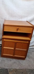 Ein Paar Mid Century Teak Nachtschränkchen von Nathan - Bild 1 von 7