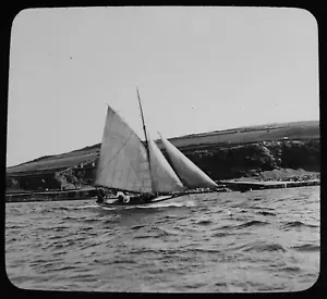 YACHT NEAR PORT ERIN THE ISLE OF MAN C1910 ANTIQUE Magic Lantern Slide PHOTO - Picture 1 of 5
