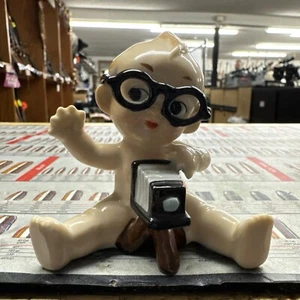 Vintage Kewpie Baby Photographer Black Glasses Figurine - Afbeelding 1 van 4