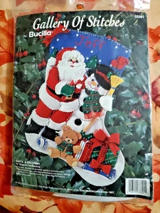 Bucilla 33391 Galería de puntadas Papá Noel y muñeco de nieve medias fieltro 15" oso de peluche - Imagen 1 de 3