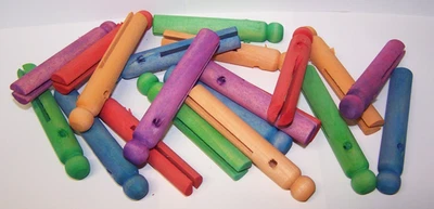 20 Piezas de Juguete para Pájaros 3-3/4" de Largo Pinzas de Madera de Colores Juguete para Loro con Agujero Foto 1 de 3