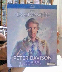 Doctor Who: Peter Davison Complete Season One [Blu-ray]- VERY GOOD - Foto 1 di 5