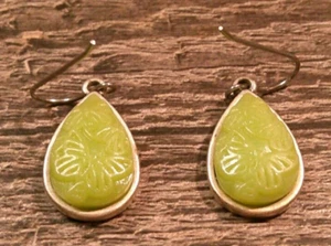 Orecchini tono argento con pietra verde, farfalle sul retro - Foto 1 di 3