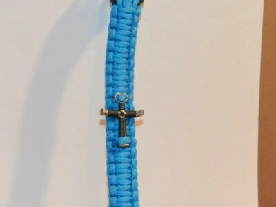 Pulsera Malla Plástica Azul con Cruz de Metal y Alambre con Cierre a Presión ~9" Longitud Foto 1 de 4