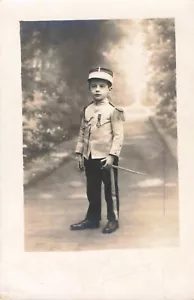 CPA FOTOGRAFIE 1912 JUNGE VERKLEIDET ALS SOLDAT FOTOGRAFIE CHATEAUNEUF - Bild 1 von 2