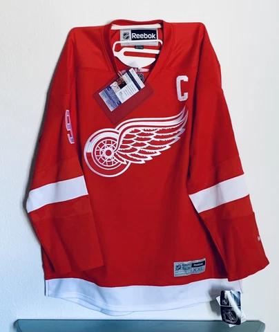 Autographed Authentic Gordie Howe “Mr. Hockey” Reebok Hockey Jersey Cover