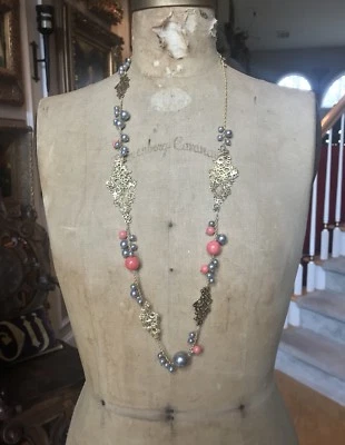 Collar Colgante Estación Pepita Oro Largo Alexis Bittar - Coral y Perla Negra Foto 1 de 4