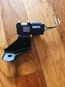 96-00 TOYOTA RAV4 OEM VAPOR DE COMBUSTIBLE / SENSOR DE MAPA DE PRESIÓN DE VENTILACIÓN 89460-42010  - Imagen 1 de 2