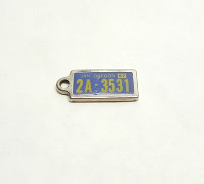 VINTAGE DISABLED AMERICAN VETERANS 2 1957 OREGON LICENSE PLATE KEYCHAIN 2A-3531 - Image 1 of 4