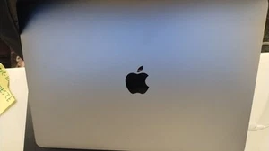 Apple MacBook Air (M1, 2020) 16Gigs One User For 6 Months Great Condition - Afbeelding 1 van 4
