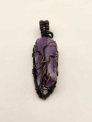 Colgante de amitista envuelto en alambre de cobre hecho a mano en Arizona Foto 1 de 4