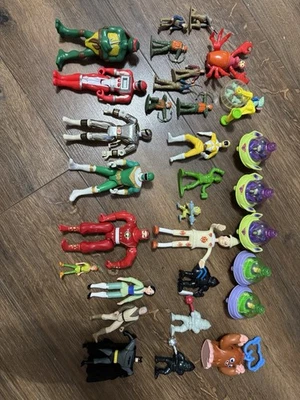 Lote de juguetes pequeños vintage incluyendo Power Rangers, Buzz Lightyear, Peter Pan Foto 1 de 2