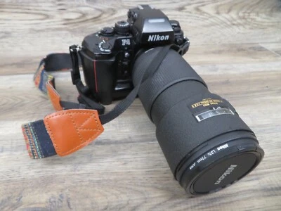 Cuerpo de cámara fotográfica Nikon F4 SLR con parte posterior de datos MF-23 y Nikon ED AF Nikkor 80-200 mm Foto 1 de 4