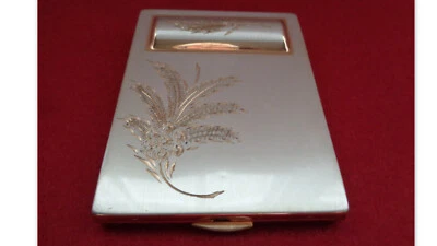 ANCIEN POUDRIER MIROIR BISEAUTE PORTE ROUGE A LEVRE METAL GRAVE VINTAGE 1970 - Photo 1/4