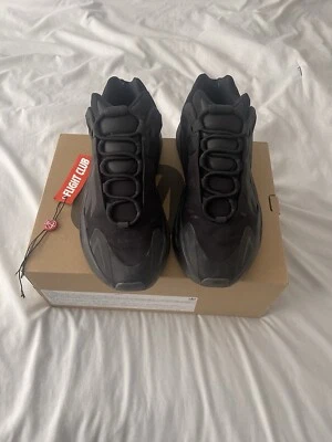 Yeezy Boost 700 MNVN Triple Negro Foto 1 de 4
