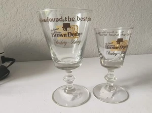 Par de copas de cerveza vintage Brown Derby Steakery con patas de asador - Imagen 1 de 24