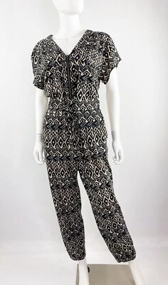 Macacão Corey Lynn Calter FRANCA Manga Curta Tamanho M Preto Asteca Batik - Imagem 1 de 4