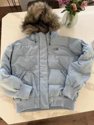 Chaqueta de bombardero This Is A Light Blue The North Face Arctic con capucha de piel sintética M Foto 1 de 4