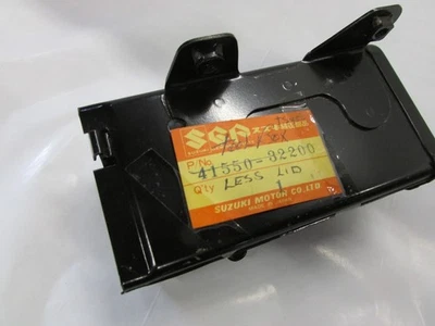 Portaherramientas Nuevo de Lote Antiguo Suzuki OEM 1974-1977 TS400 Apache 41550-32200 sin tapa Foto 1 de 2