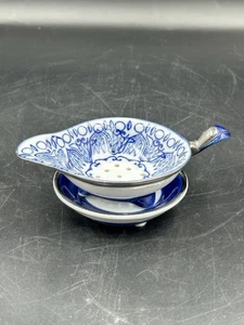 Colador de té de porcelana azul y blanco Bombay Company de colección con tazón de goteo - Imagen 1 de 4