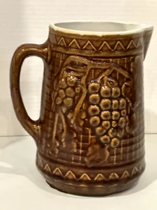 North Star Krug Steinzeug Keramik braune Glasur Trauben & Gitter 10" Höhe VINTAGE - Bild 1 von 5