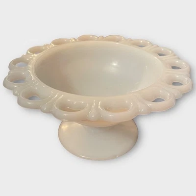 Plato de caramelo con patas de vidrio de leche Anchor Hocking de colección pedestal cuenco borde de encaje abierto Foto 1 de 3