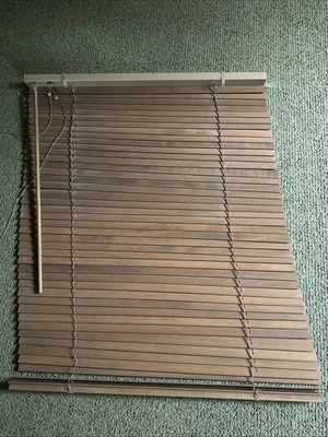 "Mini persiana Just Blinds marrón madera real 1"" 29 5/8 de ancho" Foto 1 de 3