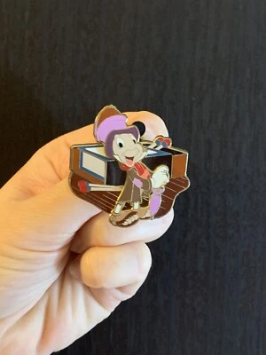 Jiminy Cricket -Primer lanzamiento-Vestido en trapos con caja de fósforos - Pin Pinocho Foto 1 de 4