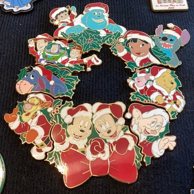 DISNEY 12 MESES DE MAGIA 2002 CORONA NAVIDAD JUEGO COMPLETO DE 8 PINES (retirado) Foto 1 de 4