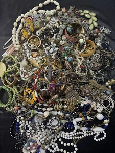 8 1/2 Pfund Vintage Nachlass Modeschmuck Konvolut teils signiert Y2K MCM Trifari - Bild 1 von 21