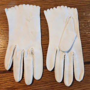 Vintage 1940s-50s Ladies Off White Gloves w/Cut-Out Trim - Picture 1 of 6