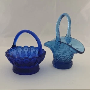 Lotto 2 cesti vintage FENTON blu crepuscolare 4,5" diamantati e blu cobalto pressati - Foto 1 di 9