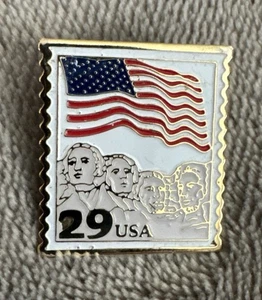 Prendedor de estampilla postal de 29 centavos de Estados Unidos solapa trasera bandera de Estados Unidos Mt Rushmore - Imagen 1 de 4