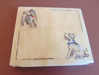 Ancienne boîte bakelite peint main décor chiens signée Nidec 1945 - Photo 1/4