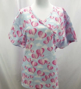 Blusa Médica Para Mujer Cassandra O 3XL Envolvente Cuello en V Manga Corta Tejida Estampado Corazones Aire - Imagen 1 de 6