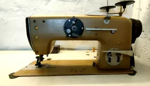 Industrie Nähmaschine mit Motor und Tisch, Flachbettmaschiene mit Rollfuß - Bild 1 von 6