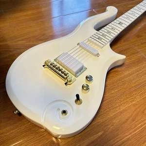 Solid Body Prince Little Cloud White E-Gitarre SH Tonabnehmer Gold Hardware - Bild 1 von 9