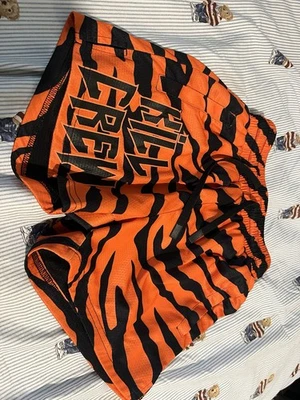 Pantalones Cortos Killcrew Muay Thai Negro/Naranja Foto 1 de 3