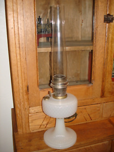 ALADDIN B85 DIAMOND QUILT WHITE MOONSTONE ART GLASS OIL LAMP WITH BURNER 1937