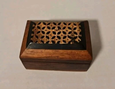 Винтажная деревянная коробка/безделушка из ореха с инкрустацией сверху   - Изображение 1 из 4