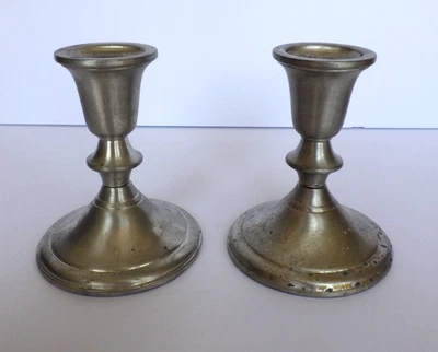 Juego de 2 candelabros vintage de peltre de toalla de 4 3/8" estilo colonial EE. UU. Foto 1 de 4