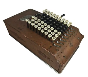 Antigua calculadora mecánica comptómetro de fieltro y tarrante llaves octogonales de metal - Imagen 1 de 12