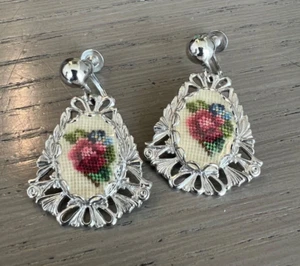 Vintage Floral Needlepoint Silver-Toned Screw Back Dangle Drop Earrings💗 - Picture 1 of 4