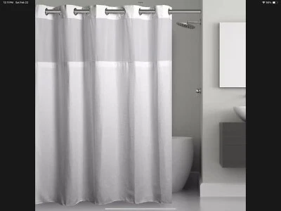 Cortina de ducha blanca ventana inclinada de alto valor Madison sin gancho tamaño 71" x 77" Foto 1 de 4