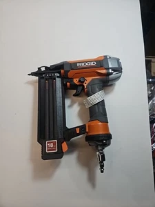 Neumático RIDGID calibre 18 2-1/8 pulgadas Clavadora Brad R213BNF3 (SOLO HERRAMIENTA) - Imagen 1 de 10