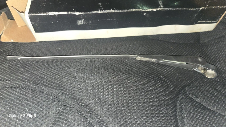 Brazo limpiaparabrisas Corvette GM #3724031 lado izquierdo 1956 a 1962 c1 vette nuevo en stock  Foto 1 de 4